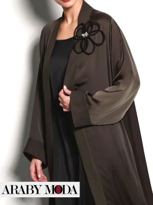 وردة تزين عباية رمضان الحريرية باللون البني