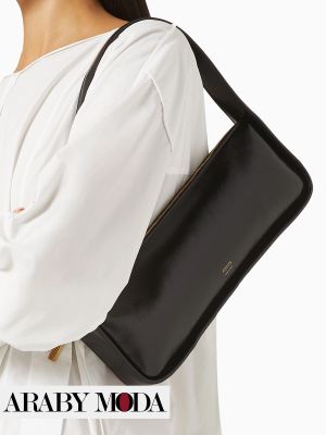 شنطة باغيت سوداء تشير الى الاناقة ومتابعة الترندات