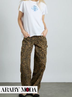 Leopard-print cargo jeans to combine a challenging spirit with youth