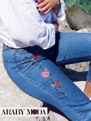Jeans with floral embroidery combine practicality and exceptionalism