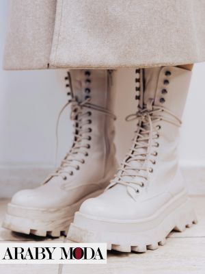 White boots that suit the casual winter style and give you warmth with elegance