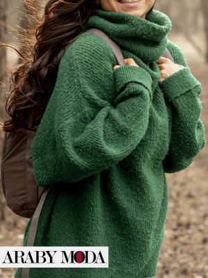Dark green sweatshirt knitted with a high neck
