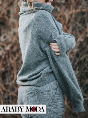 Plaid pants and a gray high-necked blouse for a formal work style