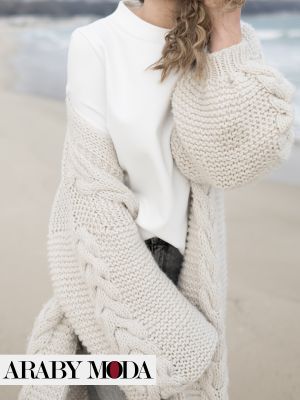 Soft and knitted off-white cardigan accompanies your fall looks Winter