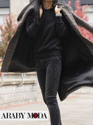 Youthful winter image par excellence with black clothes
