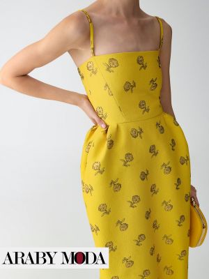 لون الاصفر الليموني على فستان ربيع مغطى بتطريزات الورود الناعمة