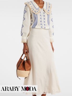 لون أبيض حليبي ناعم لاوتفيت الربيع مع تطريزات زرقاء تضيف الرومانسية