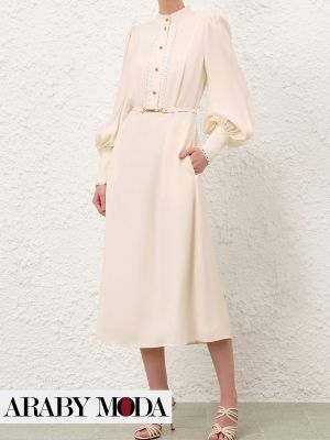 فستان أبيض حليبي يشير الى نعومة وبساطة الصيف