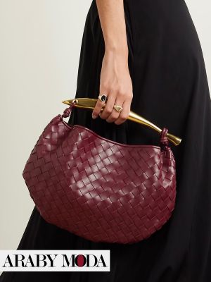 شنطة برغندي تعتمدينها في يوميات ربيع وصيف هذا العام