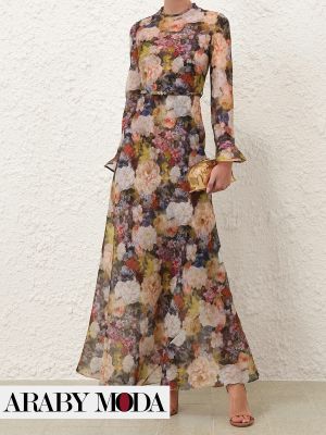 لمسات زيميرمان واضحة في هذا الفستان الربيعي بالطبعات الوردية