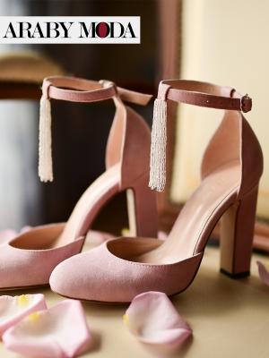 Soft pink wedding sandals decorated with tassels