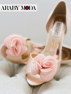 Wedding shoes decorated with a pink flower