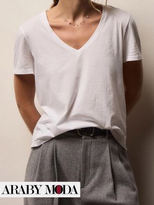 اشتر التيشيرت البيضاء في البلاك فرايدي لتنوعي في افكار الاوتفيت اليومي