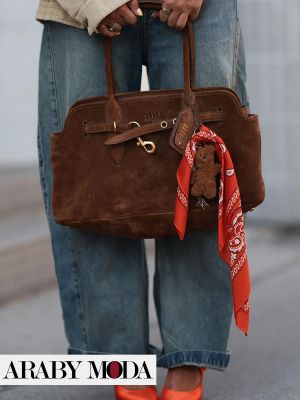 شنطة ميو ميو شمواه باللون البني واحدة من الافكار الممكن تسوقها اثناء البلاك فرايدي