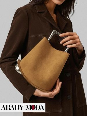 تبقى شنط الشمواه هي الاكثر فخامة في اوتفيت الشتاء