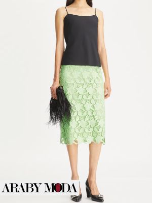 Spring and summer outfit that combines pistachio green lace skirt with black top for soft & feminine look Spring and summer outfit that combines pistachio green lace skirt with black top for soft & feminine look