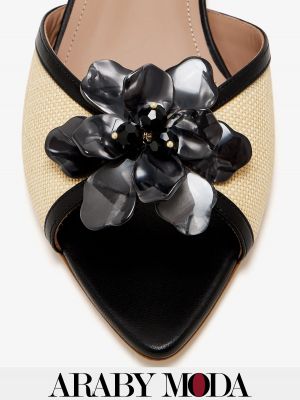Elegant flat sandals for a festive look